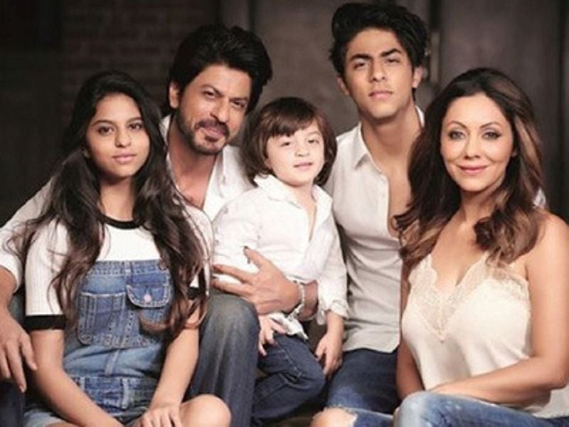 Shah Rukh Khan With His Children And Wife