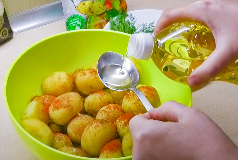 Як смачно приготувати молоду картоплю в духовці. З хрусткою скоринкою!