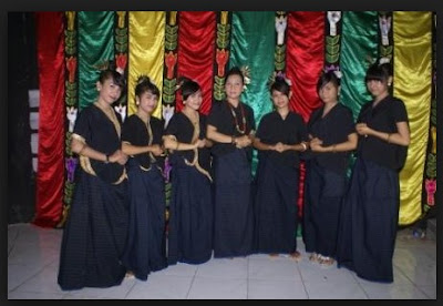 pakaian adat wanita suku donggo